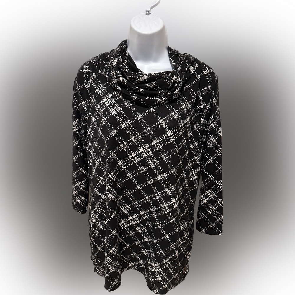 NWT Robert Louis Flowy Top.
